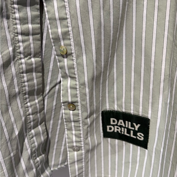 Daily drills green/white oversized button up - Picture 3 of 5